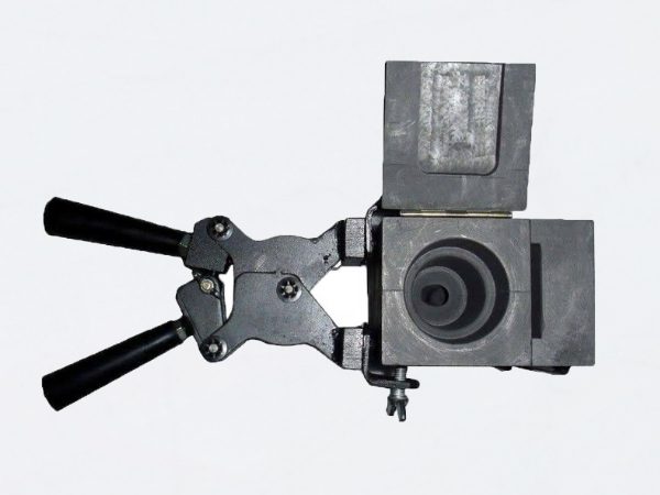 Un molde de soldadura exotérmico bien ensamblado con una cubierta abierta