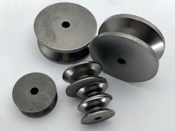 Many graphite cluster wheels in different sizes