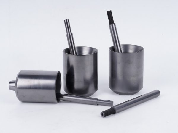 3 juegos de crisol de grafito y tapón se colocan en el escritorio.