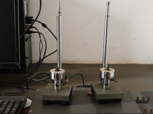 Graphite product elastic modulus tester is placed on the desk.