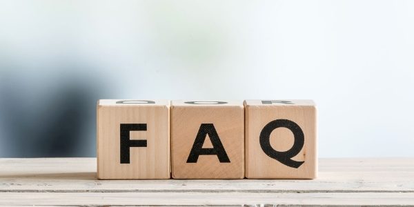 Un hombre dibuja cuatro signos de interrogación en el vidrio.