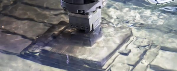 El electrodo de grafito está procesando el material.