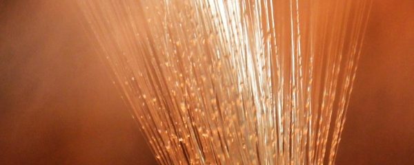 Un haz de fibra de vidrio que refleja luces cálidas