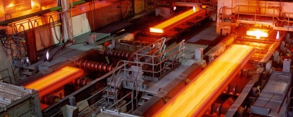 La máquina está produciendo hojas de metal.