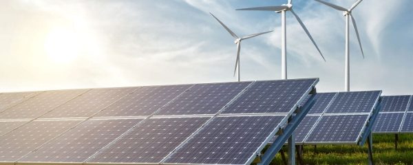 Se muestran el panel solar y el generador impulsado por el viento.
