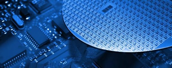 La estructura electrónica y el semiconductor electrónico se observan desde una vista microscópica.