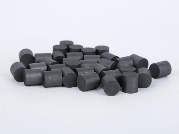 A pile of graphite lubrication columns is randomly placed.