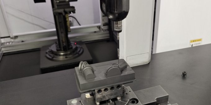 Our QC inspector is carrying out product quality test.