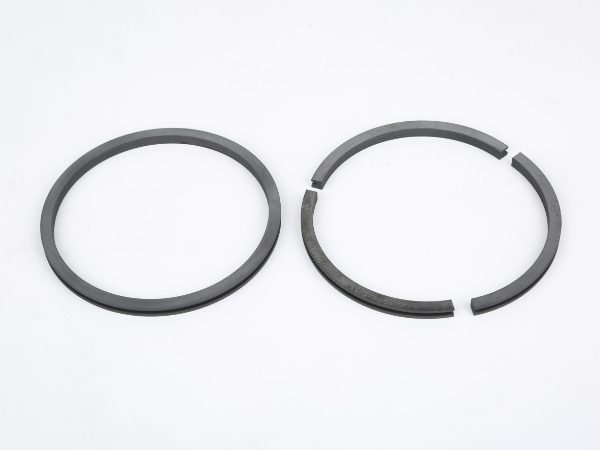 An integral type and split type graphite sealing rings are placed together.