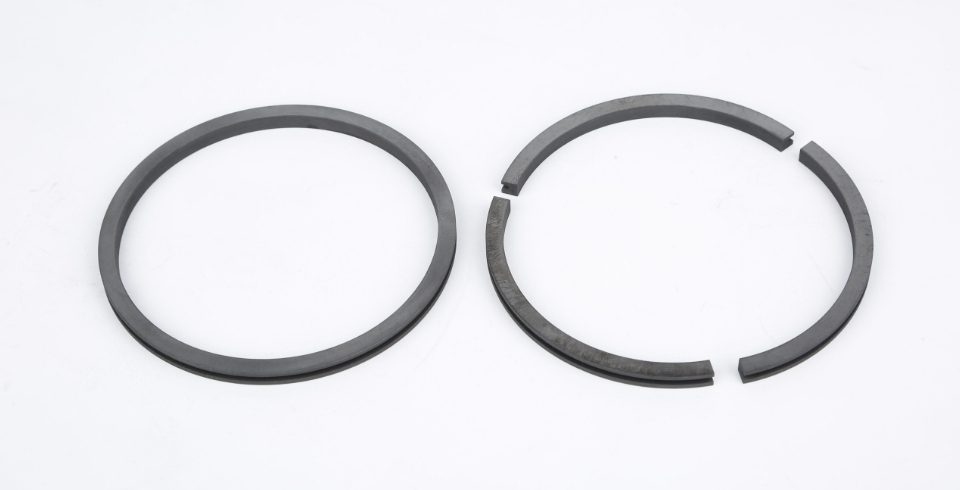 An integral type and split type graphite sealing rings are placed together.