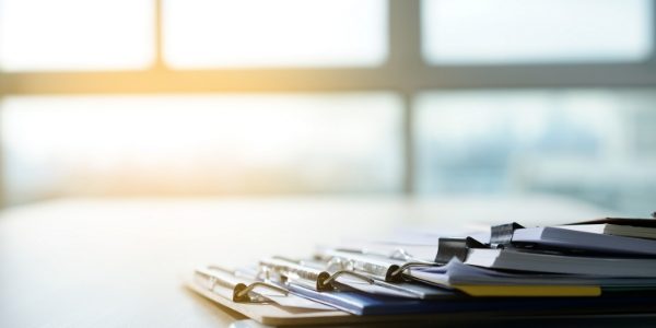 Muchos archivos se colocan ordenadamente en el escritorio.