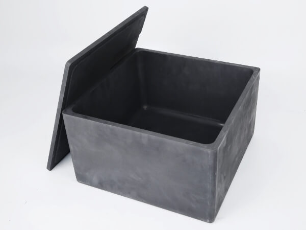 A graphitized graphite crucible with a single opening and lid