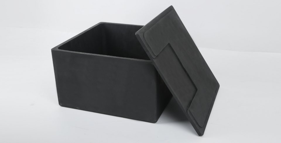 A hollow graphitized graphite sagger with a cover is displayed.