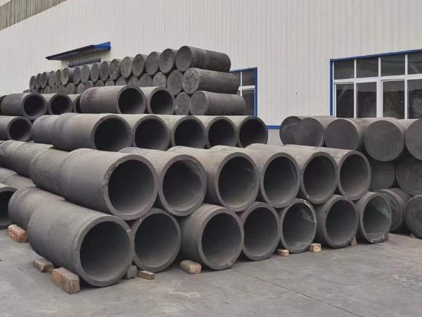 Many pre-carbonized graphite crucibles are placed outside the workshop.