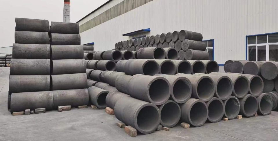 Many pre-carbonized graphite crucibles are placed outside the workshop.